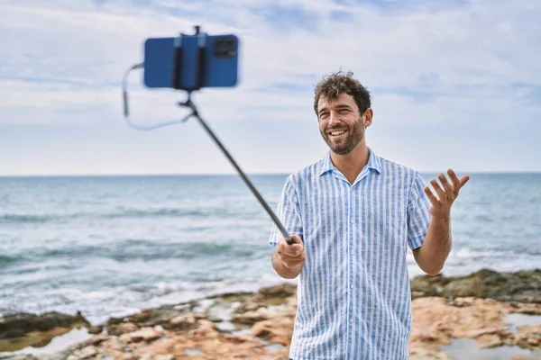 Genç Spanyol Gülümseyen Adam Sahilde Akıllı Telefon Kullanarak Video Araması — Stok fotoğraf