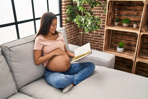 Mujer Latina Joven Embarazada Tocando Libro Lectura Del Vientre Casa — Foto de Stock