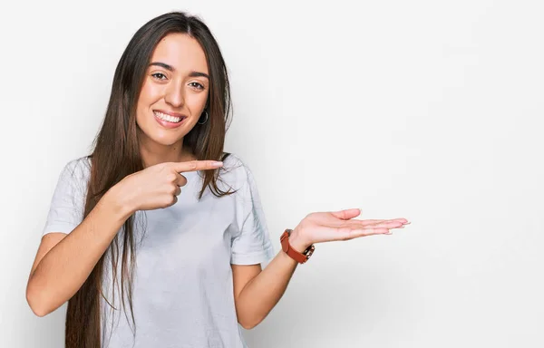 Menina Hispânica Jovem Vestindo Casual Shirt Branca Espantado Sorrindo Para — Fotografia de Stock