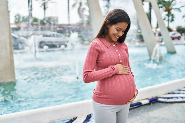 Jong Latin Vrouw Zwanger Glimlachen Zelfverzekerd Aanraken Buik Straat — Stockfoto