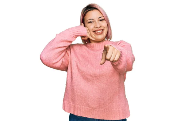 Латиноамериканка Розовыми Волосами Обычном Зимнем Свитере Улыбается Разговаривая Телефону Указывая — стоковое фото