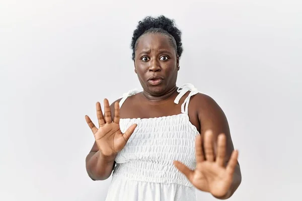 Jonge Afrikaanse Vrouw Die Een Witte Geïsoleerde Achtergrond Staat Handpalmen — Stockfoto