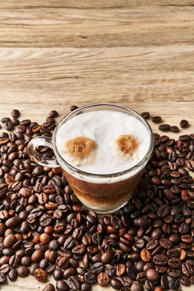 Una Tazza Caffè Con Latte Chicchi Caffè Sulla Superficie Legno — Foto Stock