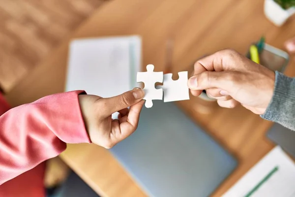 Wapens Van Zakenmensen Die Twee Puzzelstukjes Hun Bezit Hebben Met — Stockfoto