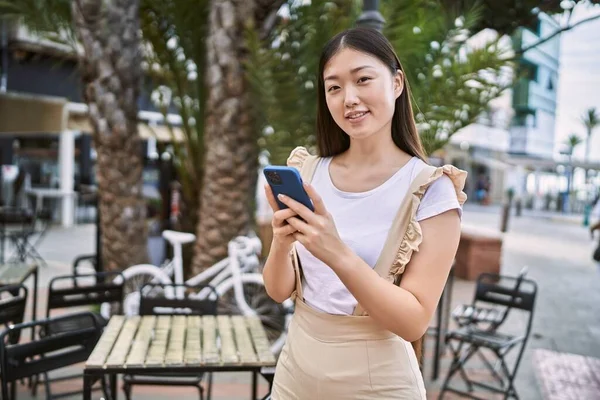 Genç Çinli Kız Şehirde Akıllı Telefon Kullanarak Mutlu Bir Şekilde — Stok fotoğraf