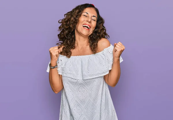 Mujer Hispana Mediana Edad Vistiendo Ropa Casual Muy Feliz Emocionada — Foto de Stock