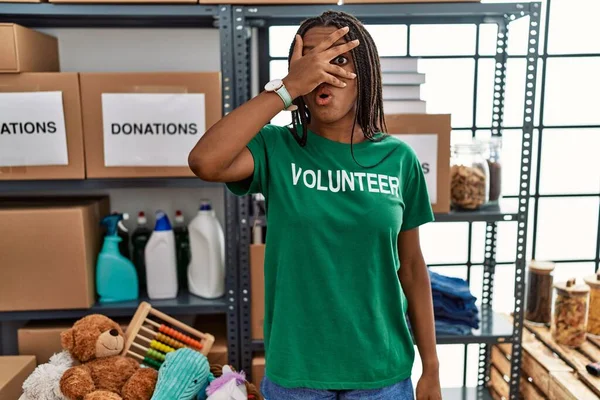 Gönüllü Olarak Bağışta Çalışan Afro Amerikalı Genç Bir Kadın Utangaç — Stok fotoğraf