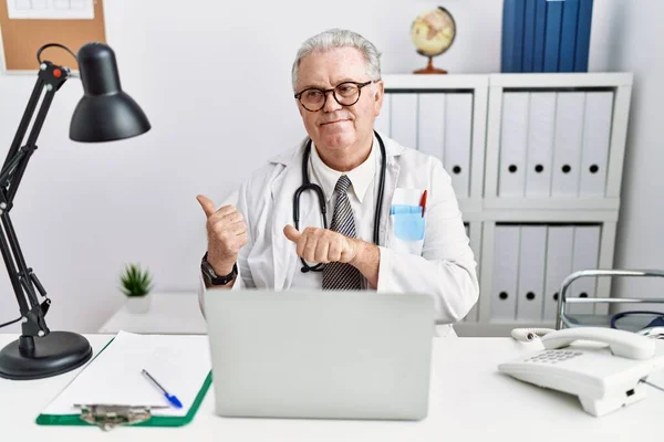 Senior Caucasian Man Wearing Doctor Uniform Stethoscope Clinic Pointing Back — Stock Photo, Image