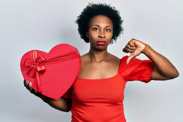 Ung Afrikansk Amerikansk Kvinna Som Håller Alla Hjärtans Gåva Med — Stockfoto