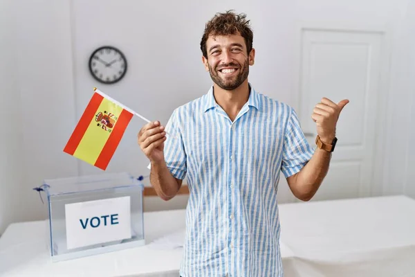 Jovem Homem Bonito Eleição Campanha Política Segurando Bandeira Espanha Apontando — Fotografia de Stock