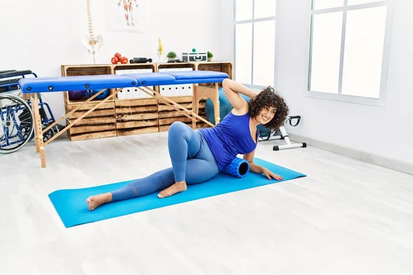 Joven Mujer Oriente Medio Haciendo Rehabilitación Usando Rodillo Espuma Clínica — Foto de Stock