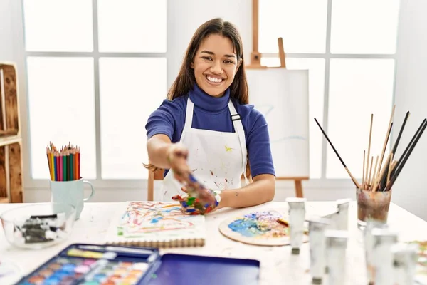 Jeune Femme Brune Studio Art Avec Les Mains Peintes Souriant — Photo