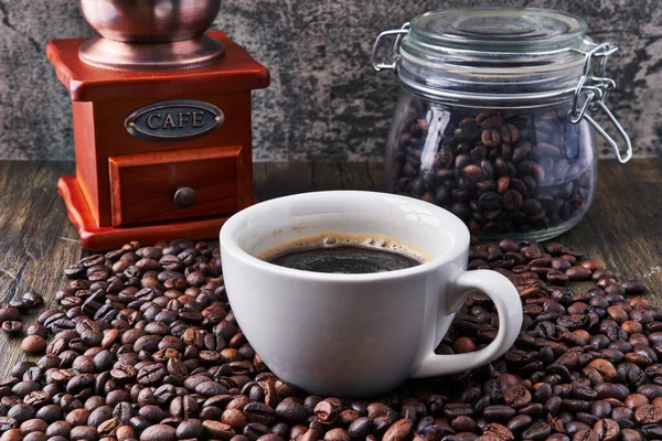 Una Tazza Caffè Espresso Chicchi Caffè Una Superficie Legno — Foto Stock