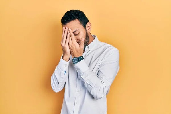 Hiszpan Brodą Koszuli Biznesowej Smutnym Wyrazem Twarzy Pokrywającym Ręce Płaczem — Zdjęcie stockowe
