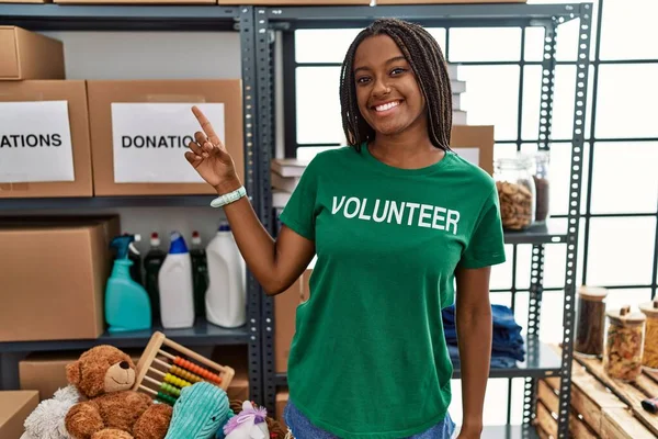 Young African American Woman Working Wearing Volunteer Shirt Donations Stand — Stock Photo, Image
