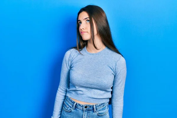 Joven Adolescente Morena Vistiendo Suéter Casual Sonriendo Mirando Lado Mirando —  Fotos de Stock