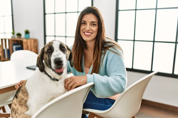 Junge Frau Lächelt Selbstbewusst Und Sitzt Hause Mit Hund Tisch — Stockfoto