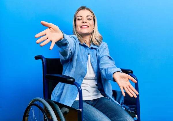 Beautiful Caucasian Woman Sitting Wheelchair Looking Camera Smiling Open Arms — стоковое фото