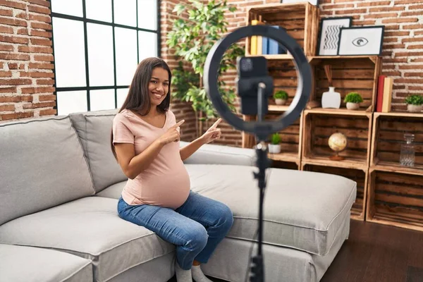 Mladá Těhotná Žena Nahrávání Vlog Tutorial Smartphonem Doma Úsměvem Při — Stock fotografie