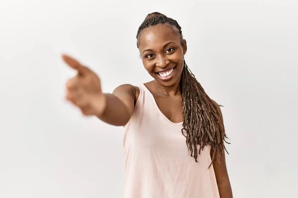 Mujer Negra Con Trenzas Pie Sobre Fondo Aislado Sonriendo Amigable —  Fotos de Stock