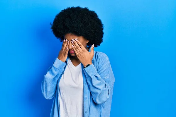 Jovem Afro Americana Vestindo Roupas Casuais Esfregando Olhos Para Fadiga — Fotografia de Stock