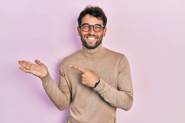 Hombre Guapo Con Barba Vistiendo Jersey Cuello Alto Gafas Asombrado —  Fotos de Stock