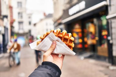  Sokakta waffle tutan adamın eli