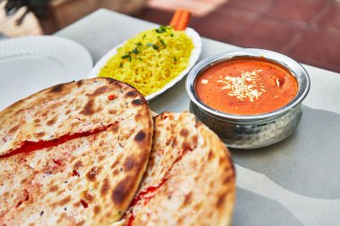  Ahşap yüzeyde lezzetli Hint tikka masala yiyeceği