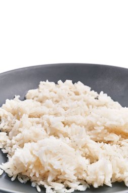  Beyaz izole arka planda bir kase lezzetli pirinç.