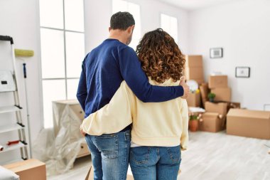 Orta yaşlı İspanyol çift yeni evlerinde sarılıp duruyorlar..