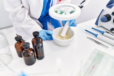 Genç İspanyol kadın bilim adamı elleri laboratuvarda çalışıyor.