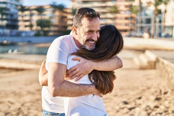 Μεσήλικας Άντρας Και Γυναίκα Αγκαλιάζονται Όρθιοι Στην Παραλία — Φωτογραφία Αρχείου