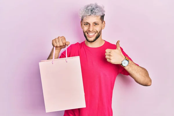 Young Hispanic Man Modern Dyed Hair Holding Shopping Bag Smiling — Photo