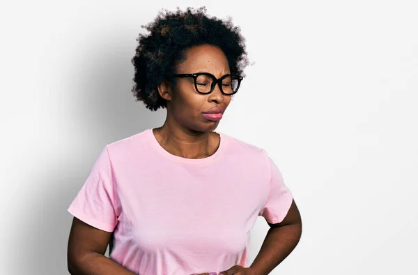 Afroamerykanka Afro Włosy Noszące Luźne Ubrania Okulary Ręką Brzuchu Ponieważ — Zdjęcie stockowe