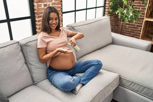 Mladá Latinka Žena Těhotná Použití Krém Krém Kůži Břicho Doma — Stock fotografie