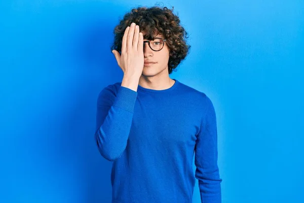 Yakışıklı Genç Adam Günlük Kıyafetler Gözlük Takıyor Bir Gözünü Eliyle — Stok fotoğraf