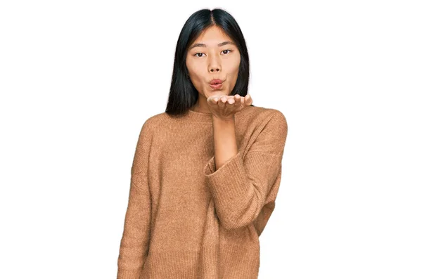 Linda Jovem Mulher Asiática Vestindo Camisola Inverno Casual Olhando Para — Fotografia de Stock