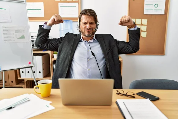 Snygg Medelålders Man Bär Call Center Agent Headset Kontoret Visar — Stockfoto