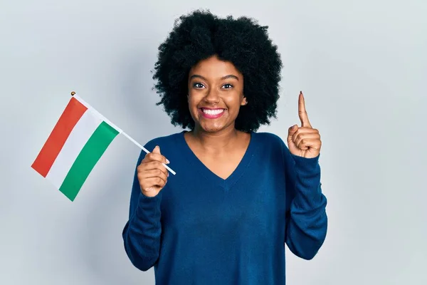 Молодая Африканская Американка Венгерским Флагом Улыбается Идеей Вопросом Указывая Пальцем — стоковое фото