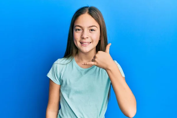 Schöne Brünette Kleine Mädchen Tragen Legeres Weißes Shirt Lächelnd Telefon — Stockfoto