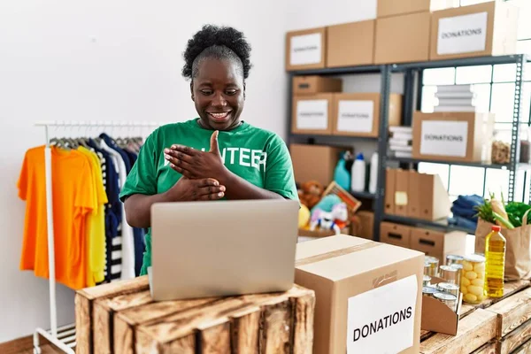 Young African American Woman Wearing Volunteer Uniform Speaking Using Deaf — Stock Photo, Image