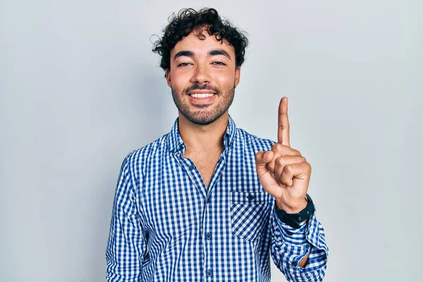 Joven Hombre Hispano Usando Ropa Casual Mostrando Señalando Con Dedo —  Fotos de Stock