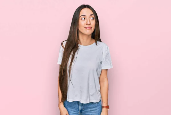 Menina Hispânica Jovem Vestindo Casual Shirt Branca Sorrindo Olhando Para — Fotografia de Stock