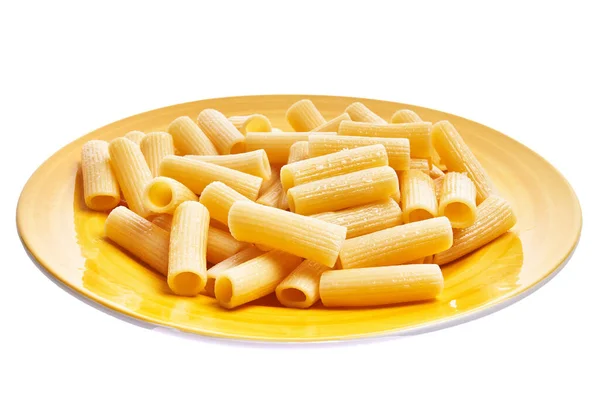 Placa Macarrão Rigatoni Italiano Sobre Fundo Isolado Branco — Fotografia de Stock