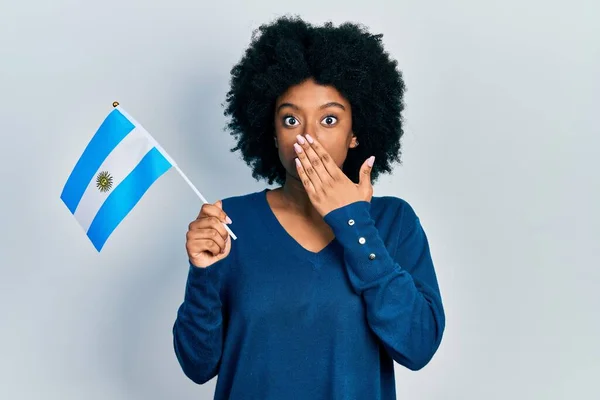 Νεαρή Αφροαμερικάνα Που Κρατάει Σημαία Της Αργεντινής Καλύπτοντας Στόμα Χέρι — Φωτογραφία Αρχείου