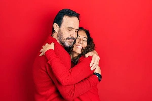 Middelbare Leeftijd Paar Van Spaanse Vrouw Man Knuffelen Staan Samen — Stockfoto