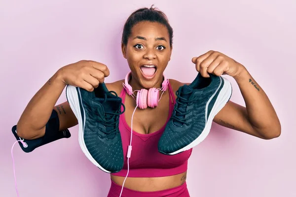 Young African American Girl Wearing Gym Clothes Using Headphones Holding — ストック写真