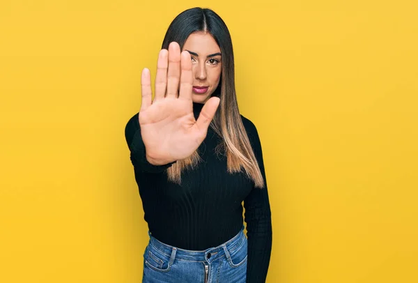 Jonge Latijns Amerikaanse Vrouw Casual Kleding Doen Stoppen Met Zingen — Stockfoto