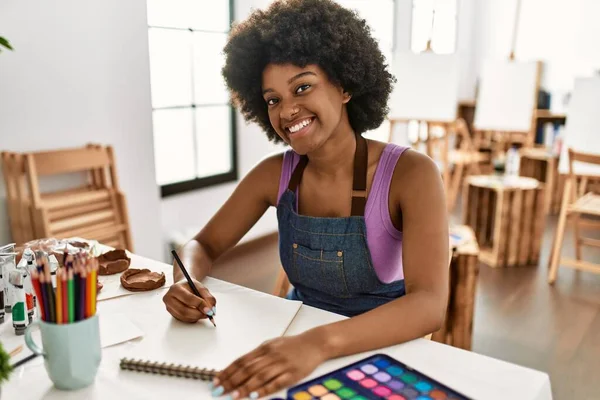 Young African American Woman Smiling Confident Drawing Sitting Table Art — Stock Photo, Image