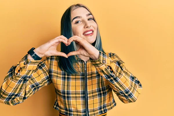 Joven Chica Moderna Con Camisa Amarilla Casual Sonriendo Amor Haciendo — Foto de Stock